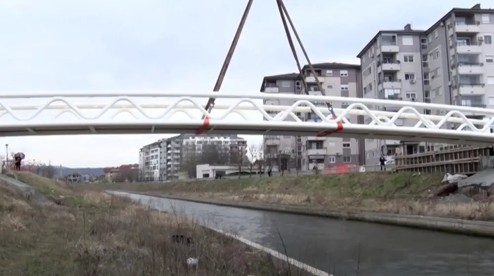 Postavljanje mosta kod restorana Prestiž u Paraćinu.